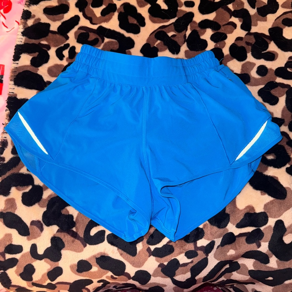 Lululemon poolside hotty hot shorts low rise 2.5 inch size 4